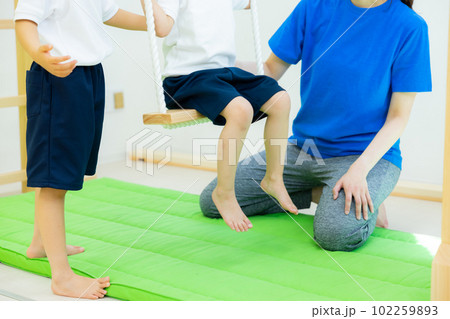 うんていをする子供　　 102259893