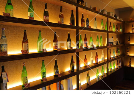 日本酒の陳列 102260221