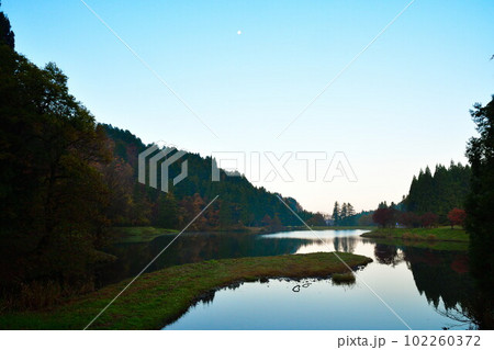 粟ヶ岳県民休養地の紅葉（新潟県） 102260372