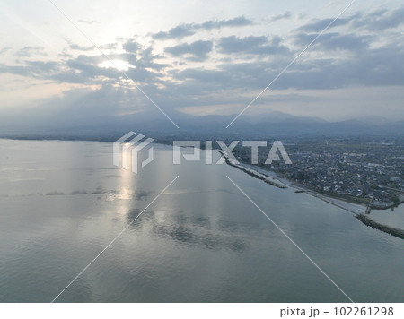 富山県の富山湾の綺麗な海 ドローン空撮 富山県の富山湾の綺麗な海 ドローン空撮 102261298