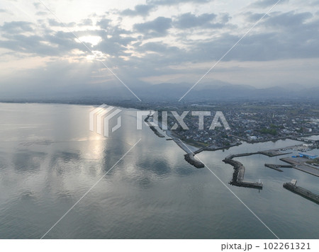 富山県の富山湾の綺麗な海 ドローン空撮 富山県の富山湾の綺麗な海 ドローン空撮 102261321