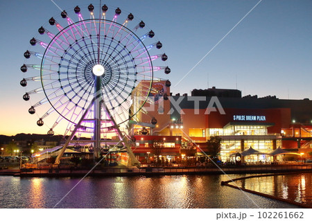 静岡県清水にあるテーマパークのエスパルスドリームプラザの綺麗にライトアップされた観覧車 102261662