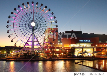 静岡県清水にあるテーマパークのエスパルスドリームプラザの綺麗にライトアップされた観覧車 102261663