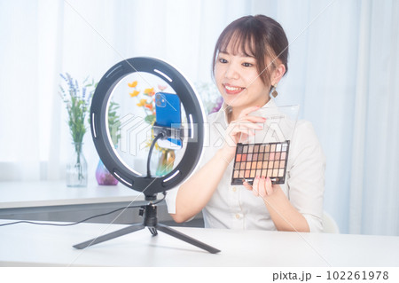 化粧品を動画配信で商品紹介する女性 化粧品を動画配信で商品紹介する女性 102261978