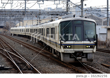 大和路線を走る221系大和路快速8両 102262256