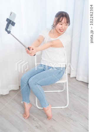 自撮り棒で自撮りする若い女性 自撮り棒で自撮りする若い女性 102262304