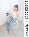 自撮り棒で自撮りする若い女性 102262305