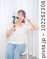 自撮り棒で自撮りする若い女性 102262308