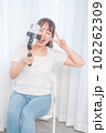自撮り棒で自撮りする若い女性 102262309