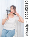 自撮り棒で自撮りする若い女性 102262310
