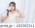 自撮り棒で自撮りする若い女性 102262311