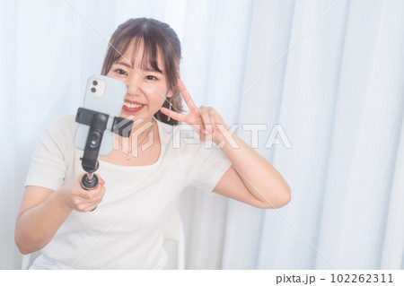 自撮り棒で自撮りする若い女性 自撮り棒で自撮りする若い女性 102262311