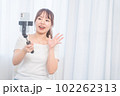 自撮り棒で自撮りする若い女性 102262313