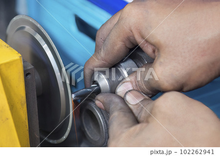 The tool regrinding process by machine operator. 102262941