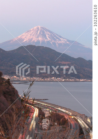 静岡県由比の薩埵峠から見る冠雪している雄大な富士山と車の通る光の軌跡 102263610