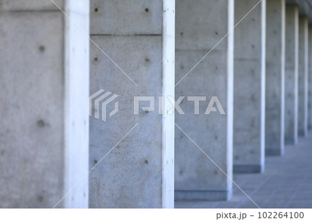 連続するコンクリート打ち放しの柱 102264100