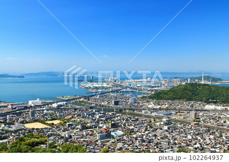 【香川県】晴天の青ノ山展望台から見た瀬戸大橋(全景) 【香川県】晴天の青ノ山展望台から見た瀬戸大橋(全景) 102264937