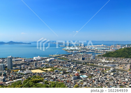 【香川県】晴天の青ノ山展望台から見た瀬戸大橋（全景） 102264939
