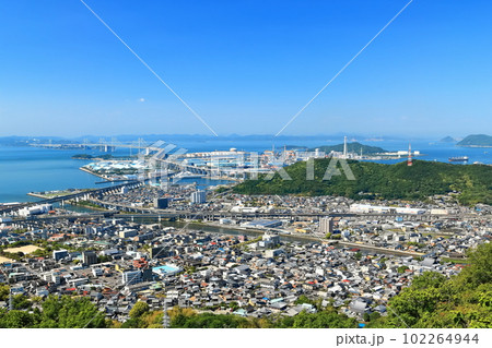 【香川県】晴天の青ノ山展望台から見た瀬戸大橋(全景) 【香川県】晴天の青ノ山展望台から見た瀬戸大橋(全景) 102264944