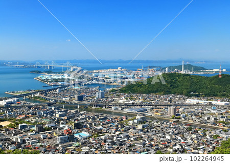 【香川県】晴天の青ノ山展望台から見た瀬戸大橋（全景） 102264945