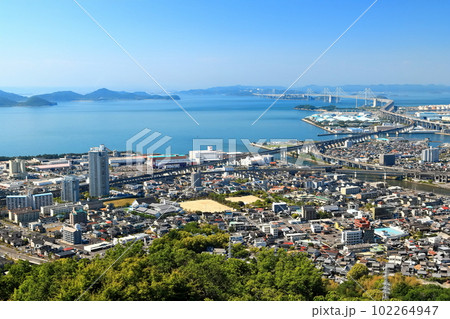 【香川県】晴天の青ノ山展望台から見た瀬戸大橋（全景） 102264947