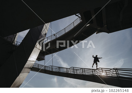 Parkour athlete performs a deadly stunt Parkour athlete performs a deadly stunt 102265148