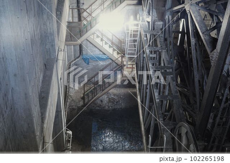 地下の秘密施設 102265198