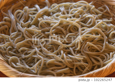 [国内] 笊蕎麦と盛り蕎麦のクローズアップ撮影。 102265247