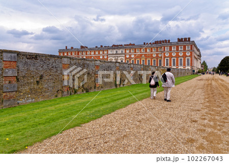 The Formal Gardens of Hampton Court Palace 102267043