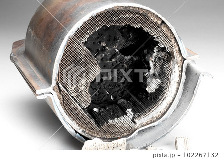 Cut muffler car with a platinum catalyst. 102267132