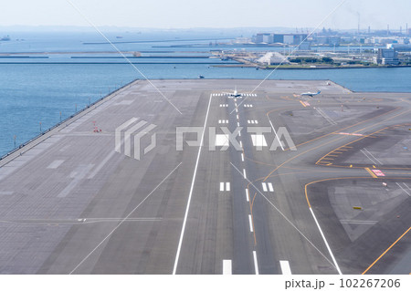 海に浮かぶ滑走路と東京湾 羽田空港D滑走路 海に浮かぶ滑走路と東京湾 羽田空港D滑走路 102267206