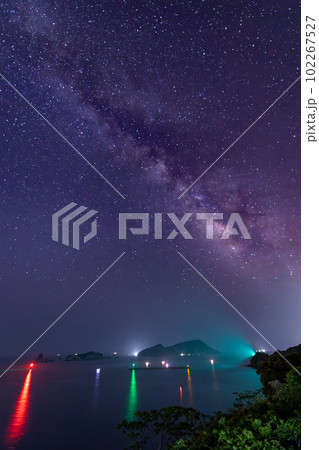 宮崎県日南市池ケ山から七つ岩と並ぶ小場島の上に広がる星空に横に流れる天の川と灯台と共に海を照らす金星 宮崎県日南市池ケ山から七つ岩と並ぶ小場島の上に広がる星空に横に流れる天の川と灯台と共に海を照らす金星 102267527