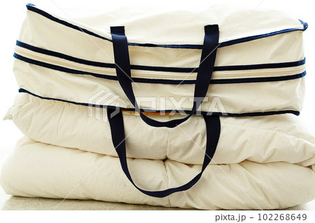 収納ケース(収納袋)に折り畳んで片付ける羽毛布団 102268649