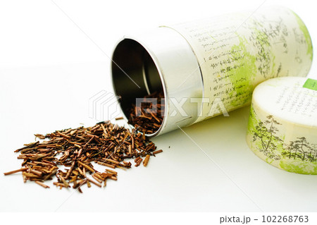 ほうじ茶、茶葉を焙じた琥珀色の日本緑茶 ほうじ茶、茶葉を焙じた琥珀色の日本緑茶 102268763