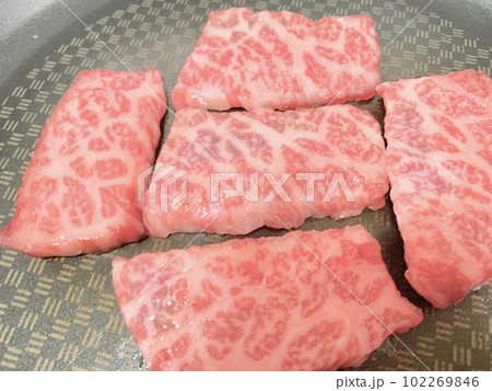 フライパンで焼く焼肉 写真素材 フライパンで焼く焼肉 写真素材 102269846