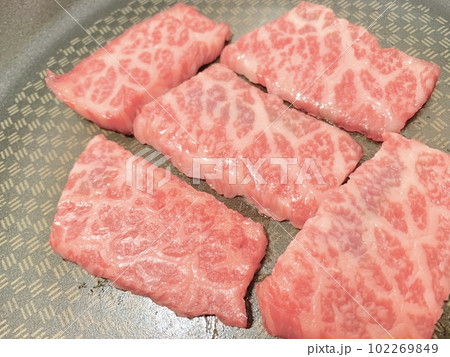 フライパンで焼く焼肉 写真素材 フライパンで焼く焼肉 写真素材 102269849
