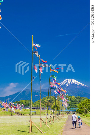 富士山を背に青空を泳ぐ鯉のぼり 富士山を背に青空を泳ぐ鯉のぼり 102269868