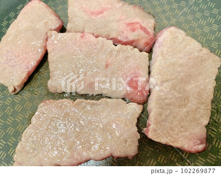 フライパンで焼く焼肉　写真素材 102269877