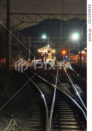 夜の富士山麓電気鉄道(富士急行線)下吉田駅の風景 夜の富士山麓電気鉄道(富士急行線)下吉田駅の風景 102269938
