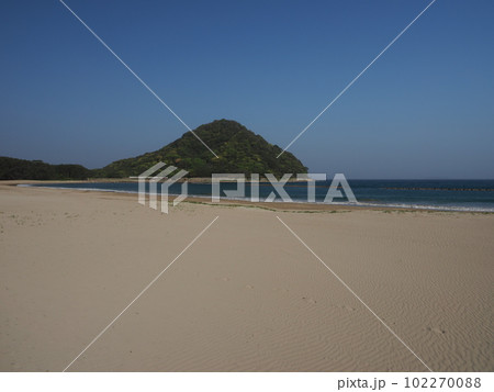 山口県　萩　菊ヶ浜と指月山 102270088