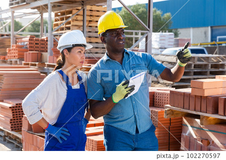 Male manager giving instructions to a female worker 102270597