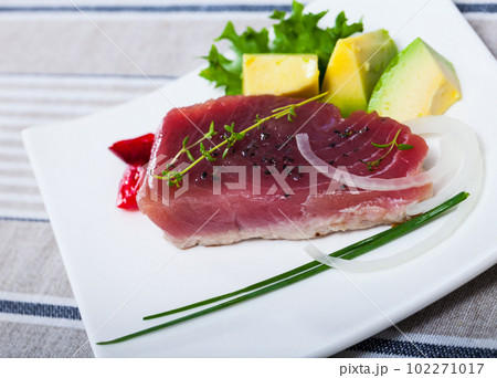 Delicious lightly fried tuna fillet 102271017