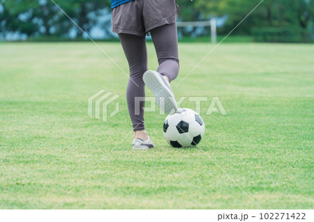 サッカーボールを蹴る・シュートする女性の足元 サッカーボールを蹴る・シュートする女性の足元 102271422