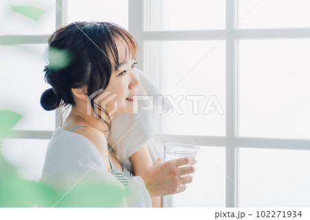 風呂上がり・トレーニング後に水を飲むアジア人女性（水分補給） 102271934
