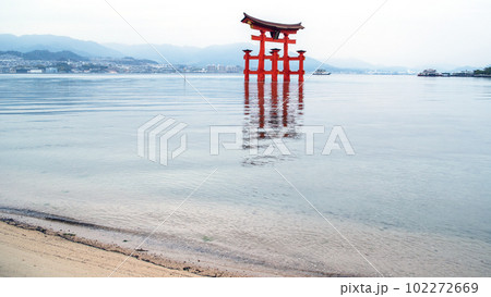 厳島神社　朝の大鳥居と第一便フェリー　宮島　広島県 102272669