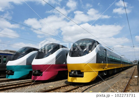 車両基地で並ぶ3編成のE657系 102273731