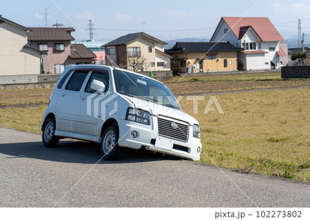 高齢ドライバーの運転する車が道路外に脱輪|交通事故|高齢ドライバー|社会問題|免許返納 高齢ドライバーの運転する車が道路外に脱輪|交通事故|高齢ドライバー|社会問題|免許返納 102273802