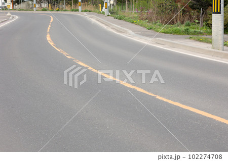 道路, カーブ, 車線, 追い越し禁止, ライン, センターライン, アスファルト, 車, 自動車 道路, カーブ, 車線, 追い越し禁止, ライン, センターライン, アスファルト, 車, 自動車 102274708