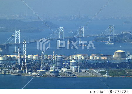 【香川県】晴天の瀬戸大橋と番の洲 102275225