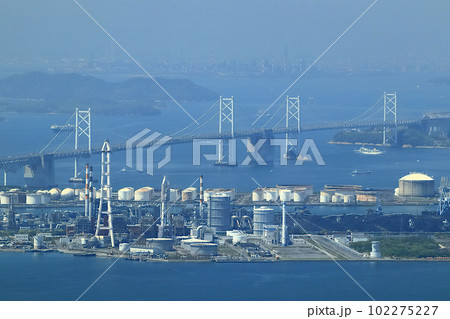 【香川県】晴天の瀬戸大橋と番の洲 102275227